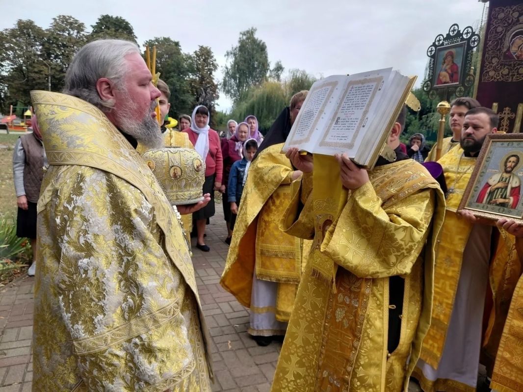 В день перенесения мощей святого благоверного князя Александра Невского епископ Железногорский и Льговский Паисий возглавил Литургию в конышевском храме, носящем имя великого заступника земли Русской В день перенесения мощей святого благоверного князя Александра Невского епископ Железногорский и Льговский Паисий возглавил Литургию в конышевском храме, носящем имя великого заступника земли Русской