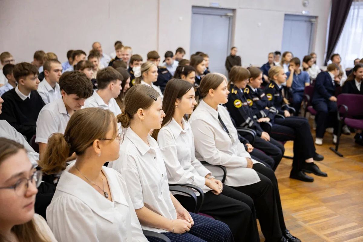 В школе №54 обновили мурал в честь событий на Курской дуге В школе №54 обновили мурал в честь событий на Курской дуге