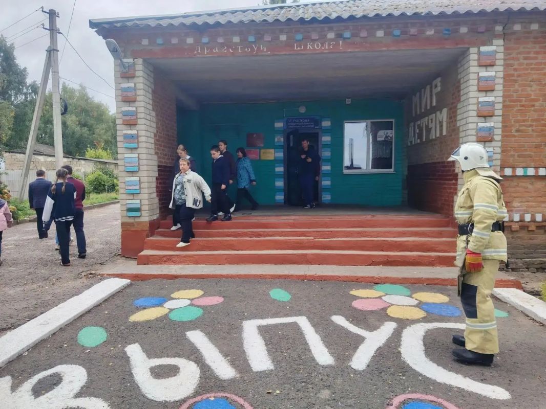 В Нижнереутской ООШ Фатежского района проведена тренировочная эвакуация В Нижнереутской ООШ Фатежского района проведена тренировочная эвакуация