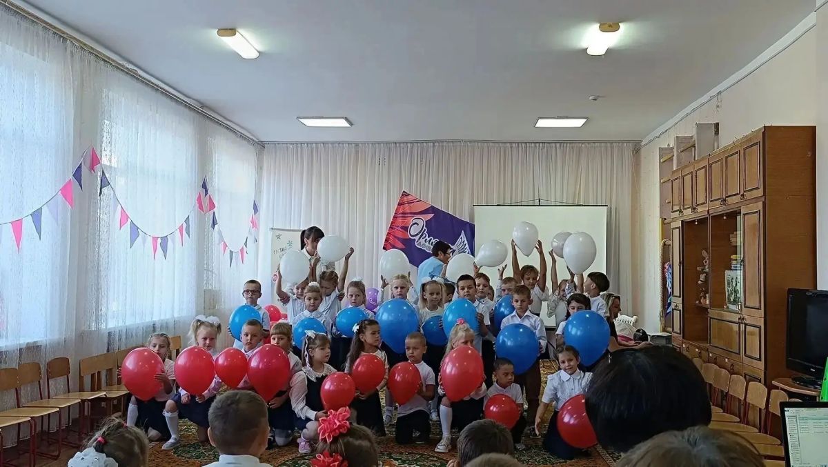 Дружба - один из главных компонентов программы "Орлята России", дети учатся дружить, слушать друг друга, договариваться, помогать и принимать помощь Дружба - один из главных компонентов программы "Орлята России", дети учатся дружить, слушать друг друга, договариваться, помогать и принимать помощь