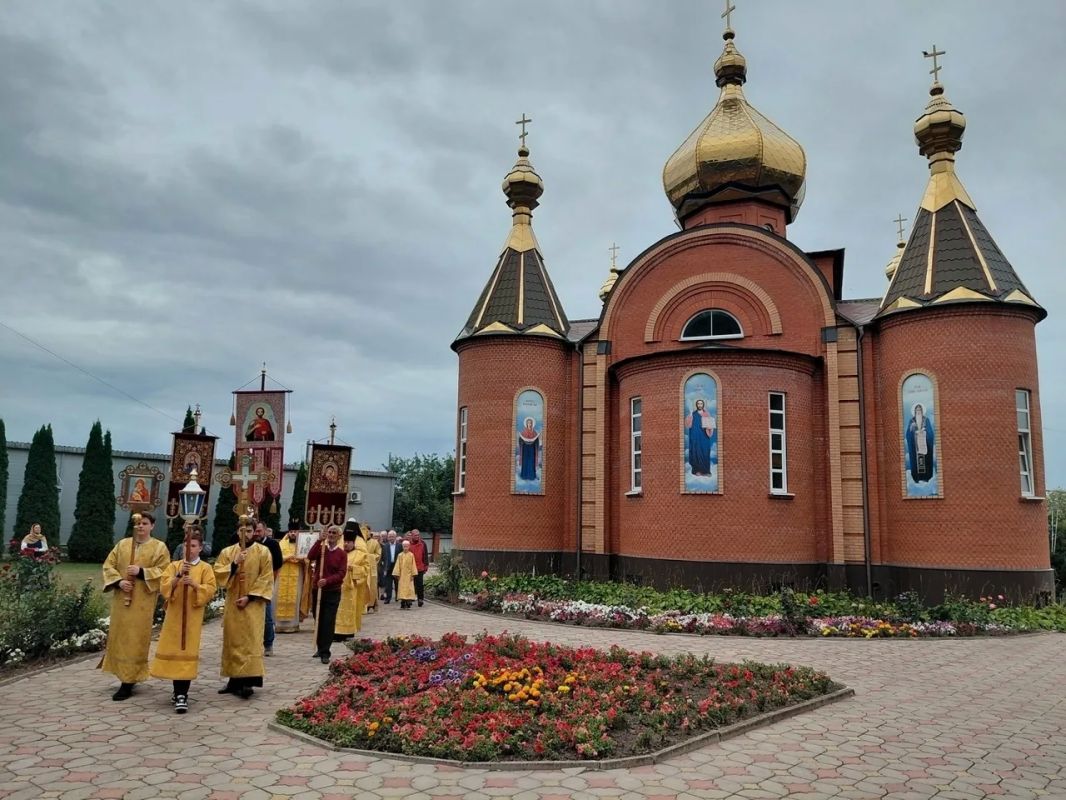 В день перенесения мощей святого благоверного князя Александра Невского епископ Железногорский и Льговский Паисий возглавил Литургию в конышевском храме, носящем имя великого заступника земли Русской В день перенесения мощей святого благоверного князя Александра Невского епископ Железногорский и Льговский Паисий возглавил Литургию в конышевском храме, носящем имя великого заступника земли Русской