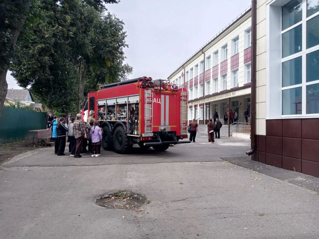 В Фатежской школе №2 прошла плановая тренировочная пожарная эвакуация, проведенная совместно с инструктором пожарной части № 45 города Фатежа, Гудковым Сергеем Николаевичем В Фатежской школе №2 прошла плановая тренировочная пожарная эвакуация, проведенная совместно с инструктором пожарной части № 45 города Фатежа, Гудковым Сергеем Николаевичем