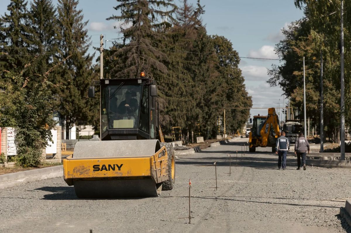 На ул. Ленина в посёлке Кшенский дорожники готовят основание под укладку верхнего слоя асфальтобетонного покрытия На ул. Ленина в посёлке Кшенский дорожники готовят основание под укладку верхнего слоя асфальтобетонного покрытия