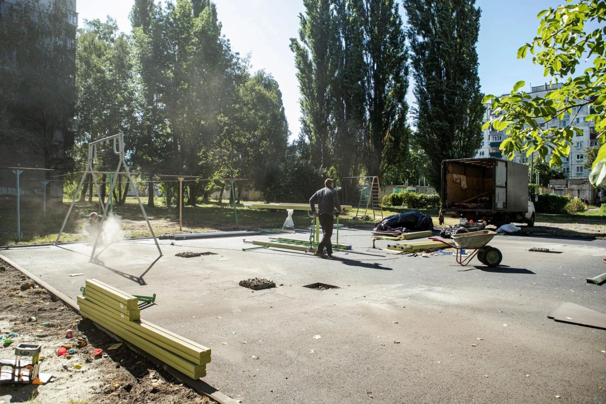 В Курске обустраивают детские площадки В Курске обустраивают детские площадки