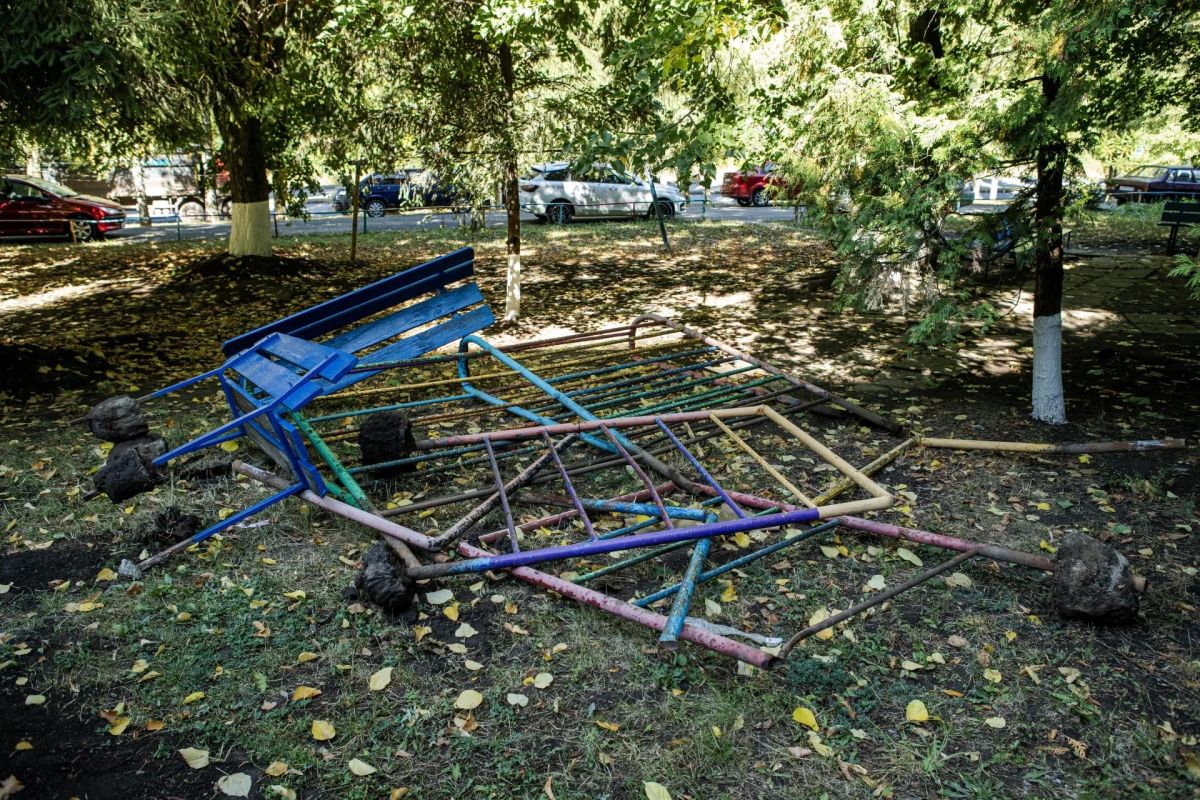 В Курске обустраивают детские площадки В Курске обустраивают детские площадки