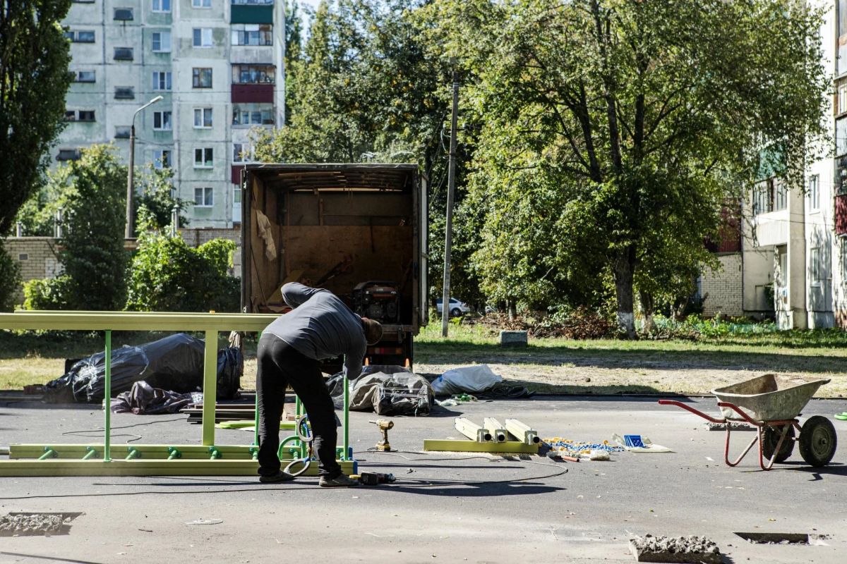 В Курске обустраивают детские площадки В Курске обустраивают детские площадки