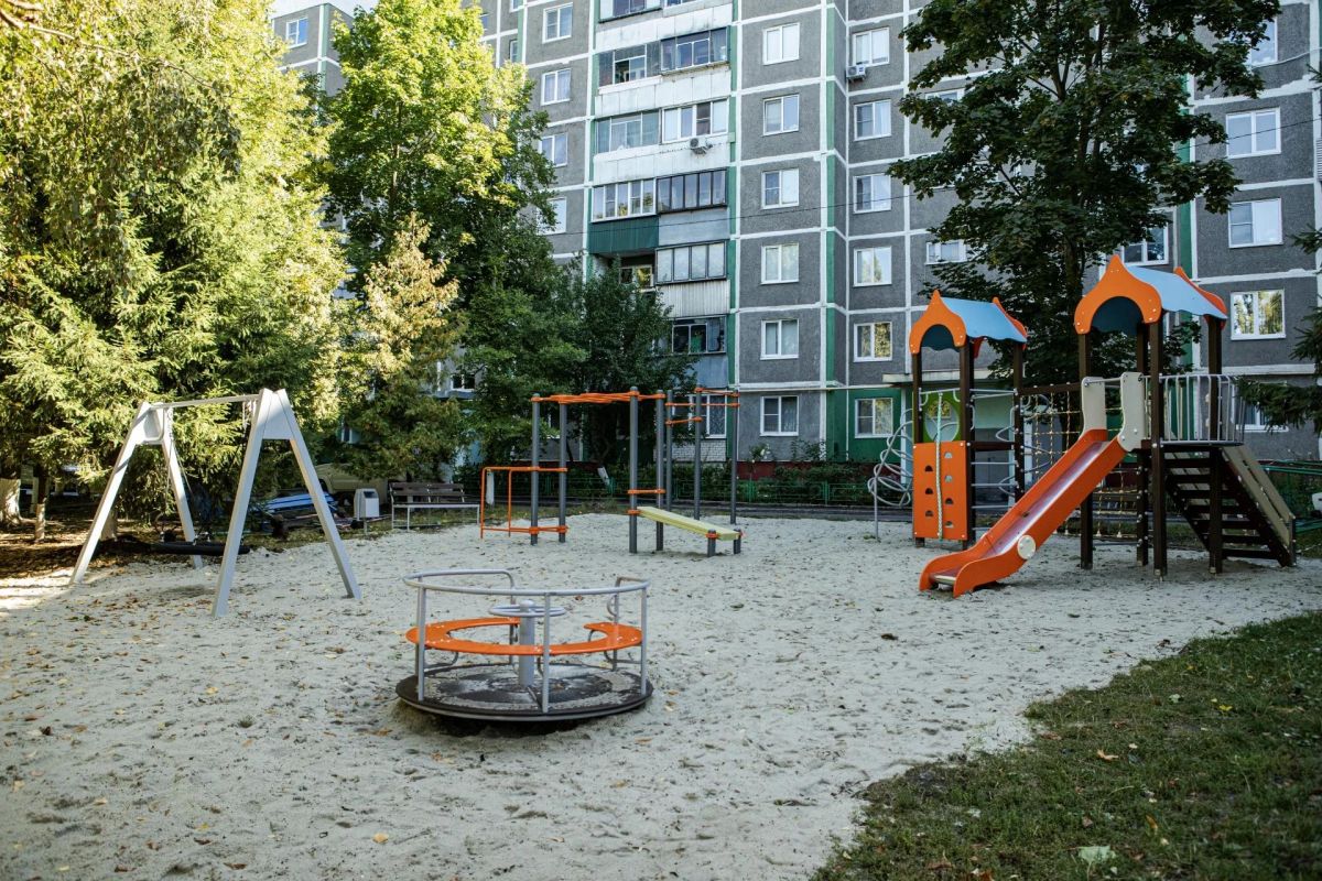 В Курске обустраивают детские площадки В Курске обустраивают детские площадки