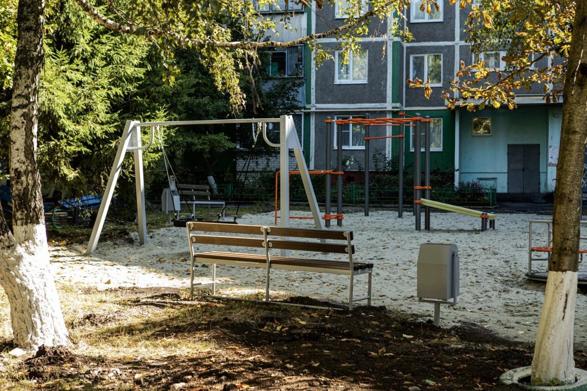 В Курске обустраивают детские площадки В Курске обустраивают детские площадки