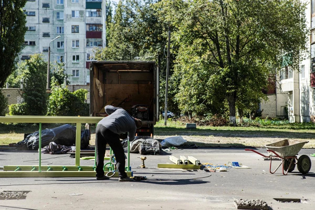 В Курске устанавливают новые детские площадки В Курске устанавливают новые детские площадки