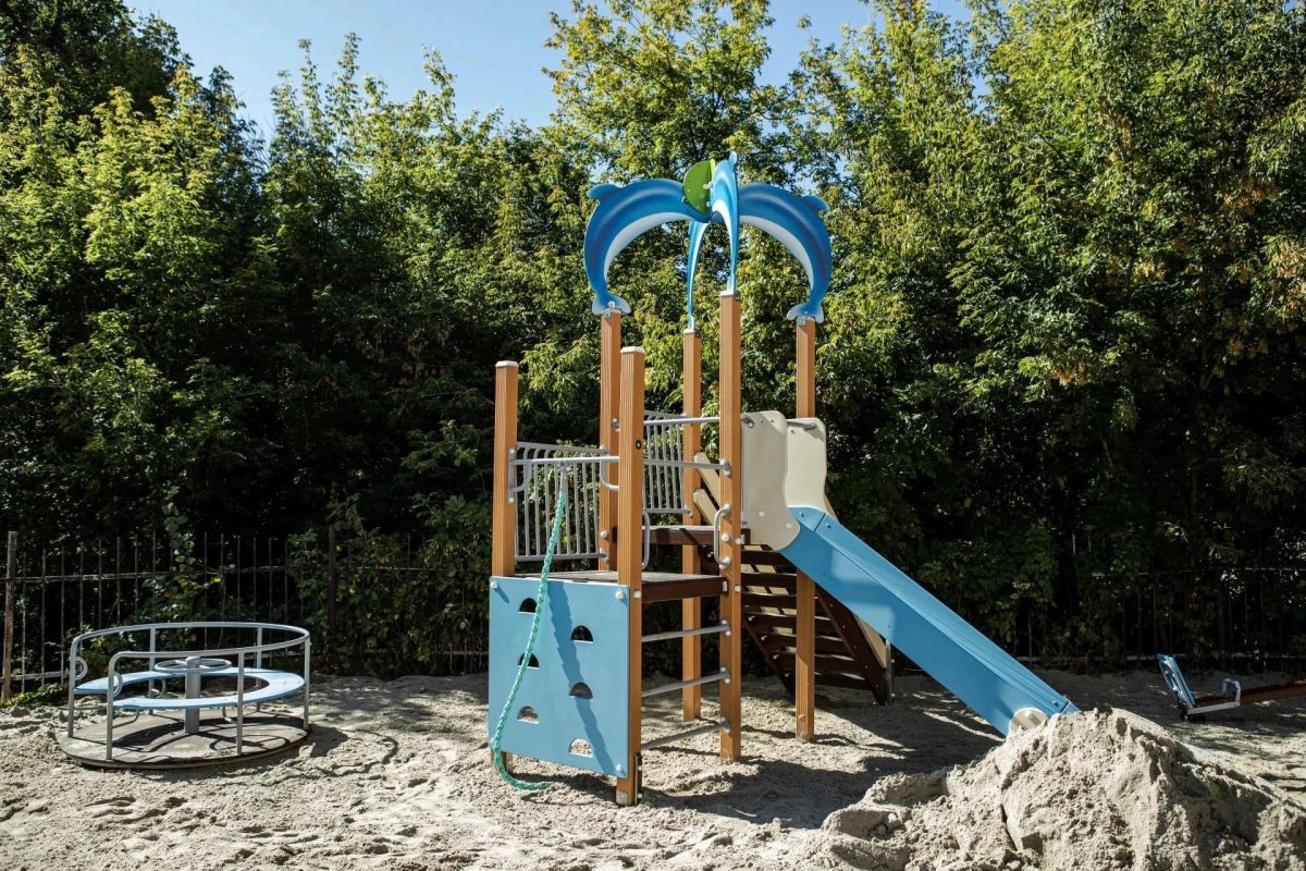 В Курске устанавливают новые детские площадки В Курске устанавливают новые детские площадки