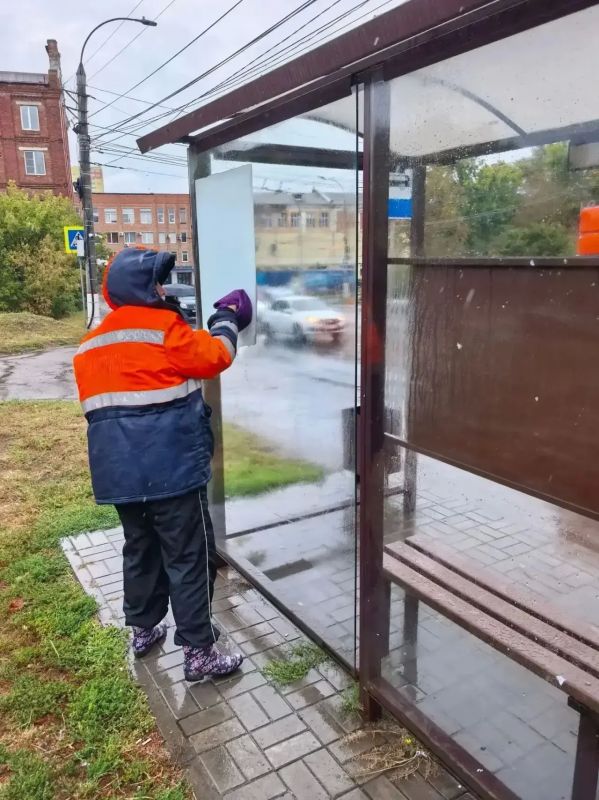 В Курске продолжаются работы по расчистке улиц от незаконной рекламы и объявлений