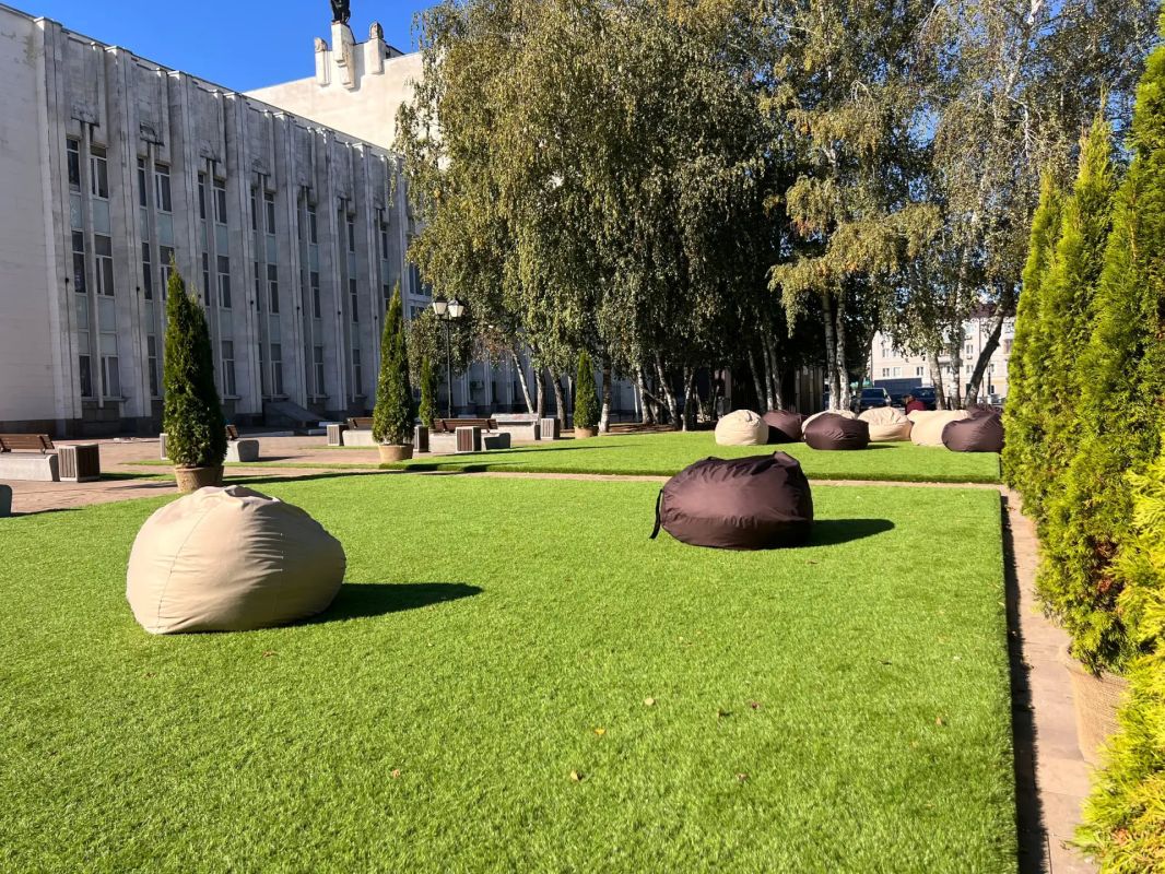 На Театральную площадь Курска снова привезли кресла-мешки На Театральную площадь Курска снова привезли кресла-мешки