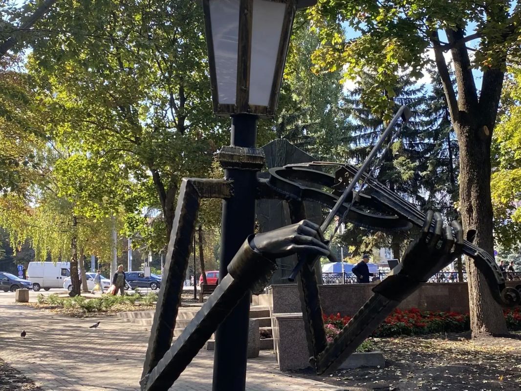В Курске благоустроили сквер возле областной филармонии на улице Перекальского В Курске благоустроили сквер возле областной филармонии на улице Перекальского
