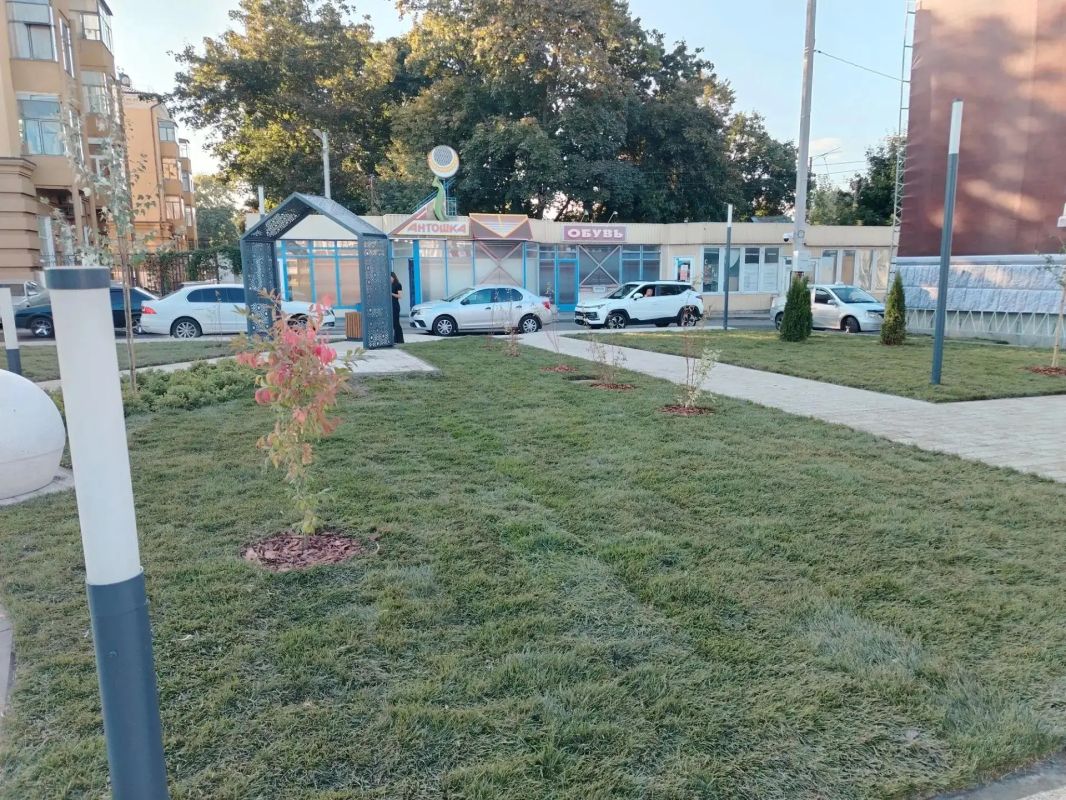 В Курске возле обновленного сквера "Пеликан", расположенного рядом с железнодорожным вокзалом, снесут торговую галерею, состоящую из ларьков В Курске возле обновленного сквера "Пеликан", расположенного рядом с железнодорожным вокзалом, снесут торговую галерею, состоящую из ларьков