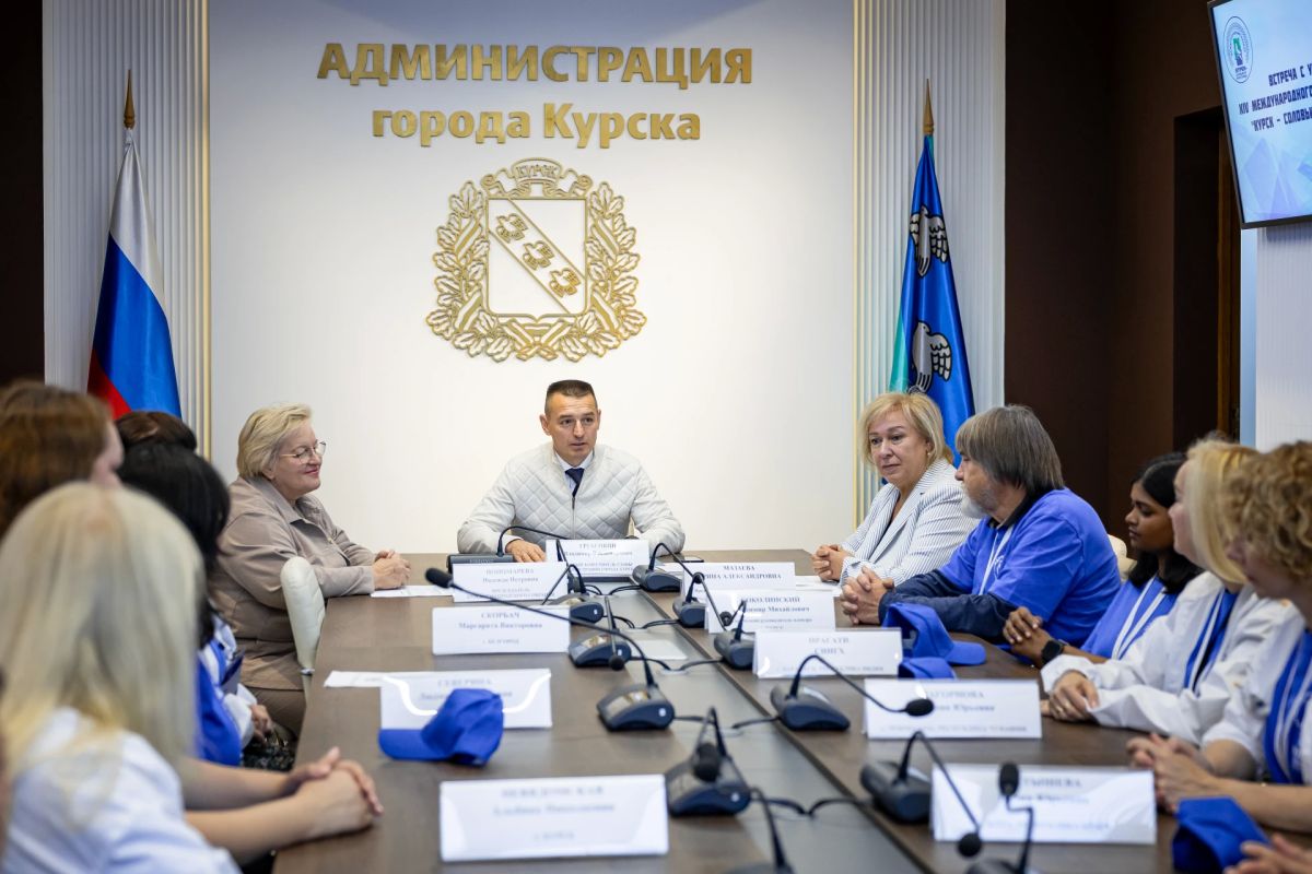 Первый заместитель главы администрации города Владимир Гребенкин и председатель КГС Надежда Пономарева встретились с участниками XIV международного пленэра художников «Курск — соловьиного края столица» Первый заместитель главы администрации города Владимир Гребенкин и председатель КГС Надежда Пономарева встретились с участниками XIV международного пленэра художников «Курск — соловьиного края столица»