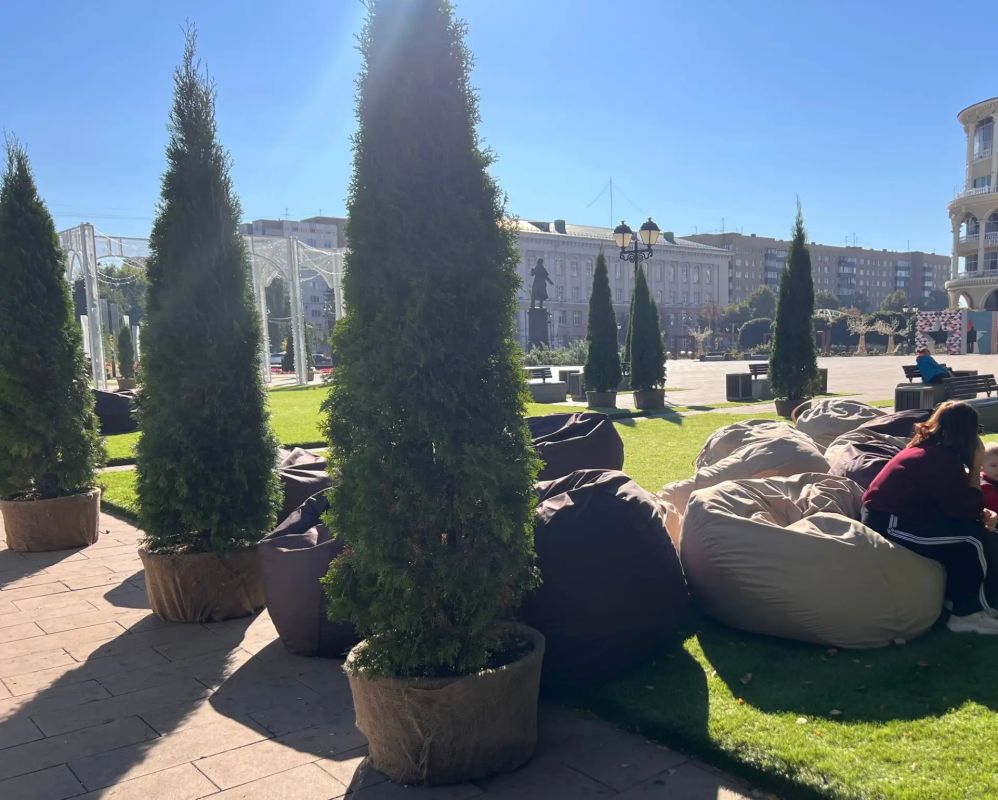 На Театральную площадь Курска снова привезли кресла-мешки На Театральную площадь Курска снова привезли кресла-мешки