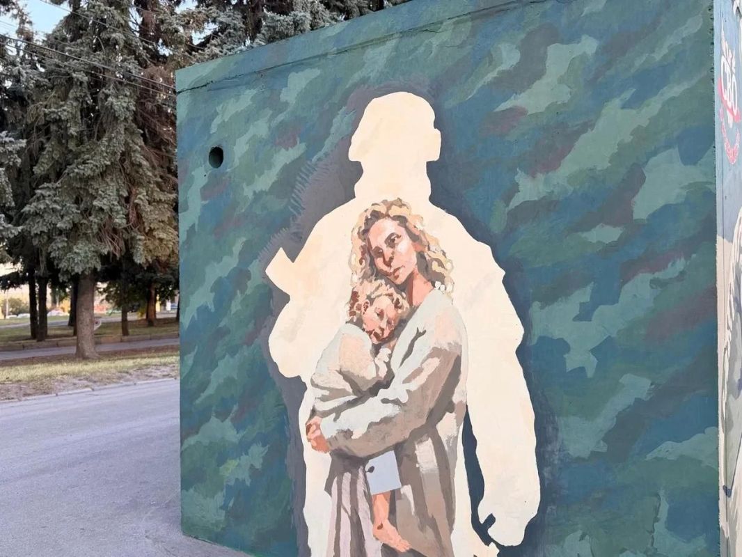 На улице Тропинка расписали модульное укрытие в честь Курской битвы На улице Тропинка расписали модульное укрытие в честь Курской битвы
