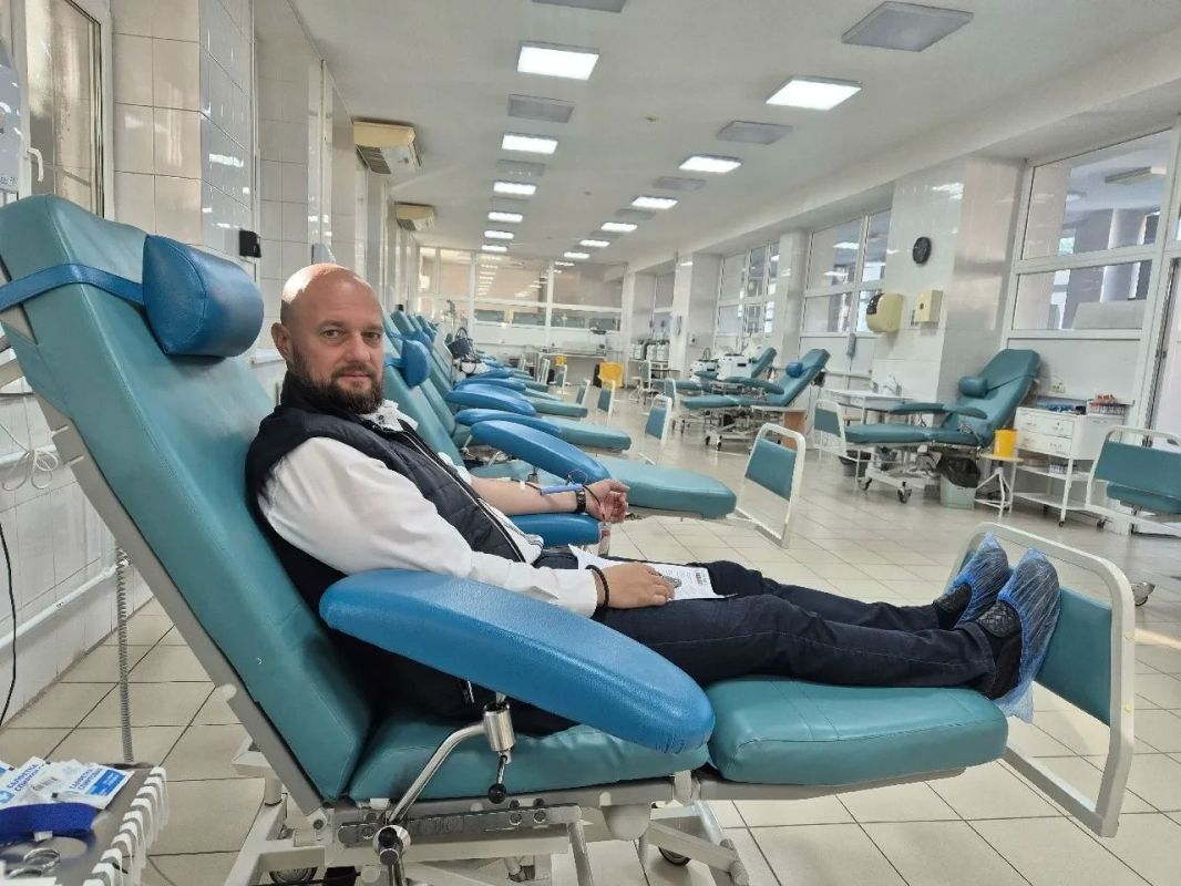 Партийцы начали утро с посещения станции переливания крови