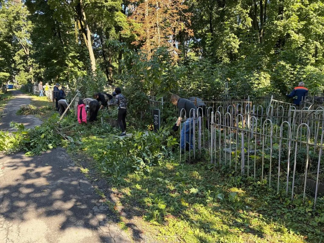 В Курске комитет культуры и туризма провел субботник на Никитском кладбище В Курске комитет культуры и туризма провел субботник на Никитском кладбище