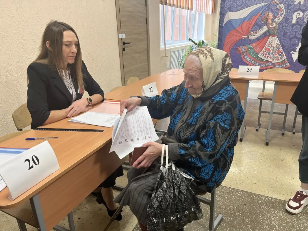 Александр Хинштейн проголосовал в первый основной день выборов Избирательные участки открылись в 8:00. Одним из проголосовавших стал губернатор Курской области Александр Хинштейн. Он отметил: около 25% избирателей региона... Александр Хинштейн проголосовал в первый основной день выборов Избирательные участки открылись в 8:00. Одним из проголосовавших стал губернатор Курской области Александр Хинштейн. Он отметил: около 25% избирателей региона...
