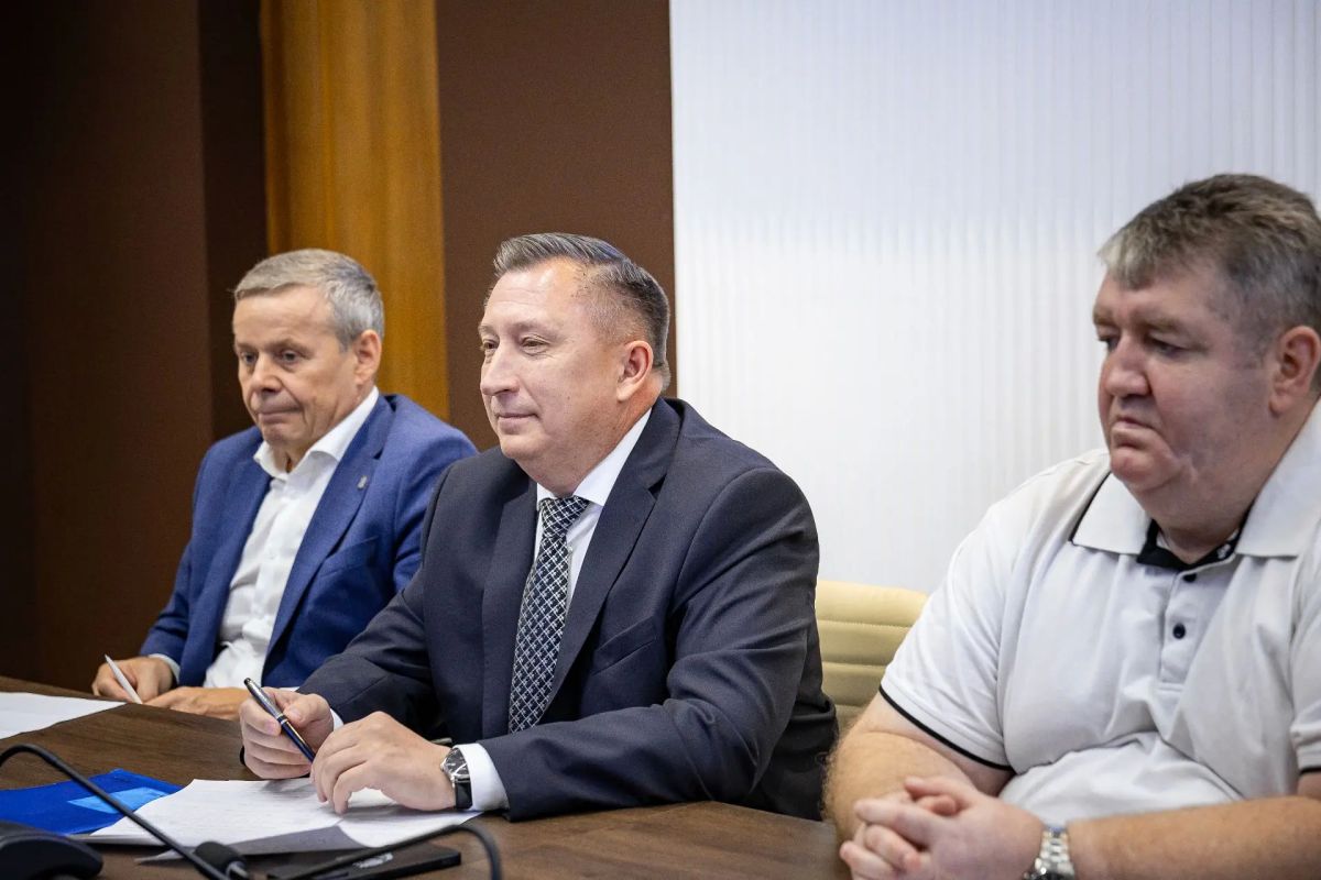 Провел рабочую встречу с военными комиссарами города и ректорами наших вузов Провел рабочую встречу с военными комиссарами города и ректорами наших вузов
