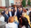 Александр Хинштейн пообщался в Железногорске с жителями дома, пострадавшего от атак ВСУ