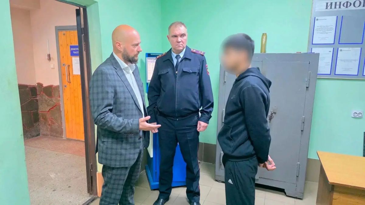 Полицейские задержали молодого человека, сломавшего видеокамеру в подземном переходе в Курске Полицейские задержали молодого человека, сломавшего видеокамеру в подземном переходе в Курске