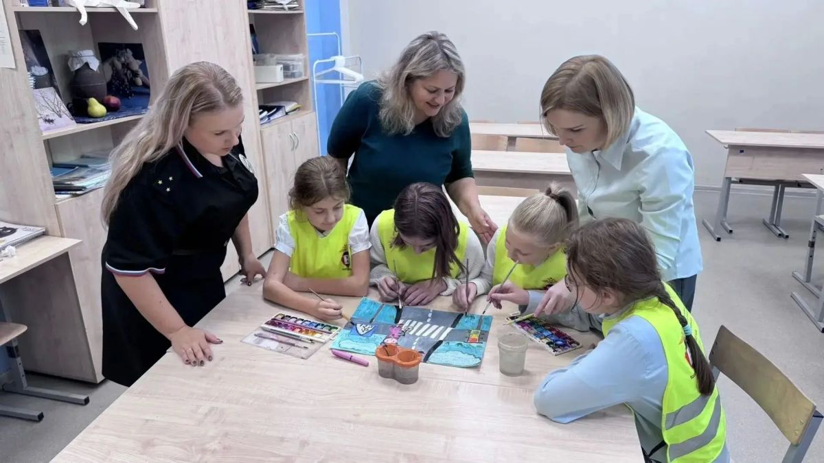 Каждый мальчишка и каждая девчонка должны знать: что такое "зебра" и зачем ее рисуют на дороге; как правильно переходить дорогу; Каждый мальчишка и каждая девчонка должны знать: что такое "зебра" и зачем ее рисуют на дороге; как правильно переходить дорогу;
