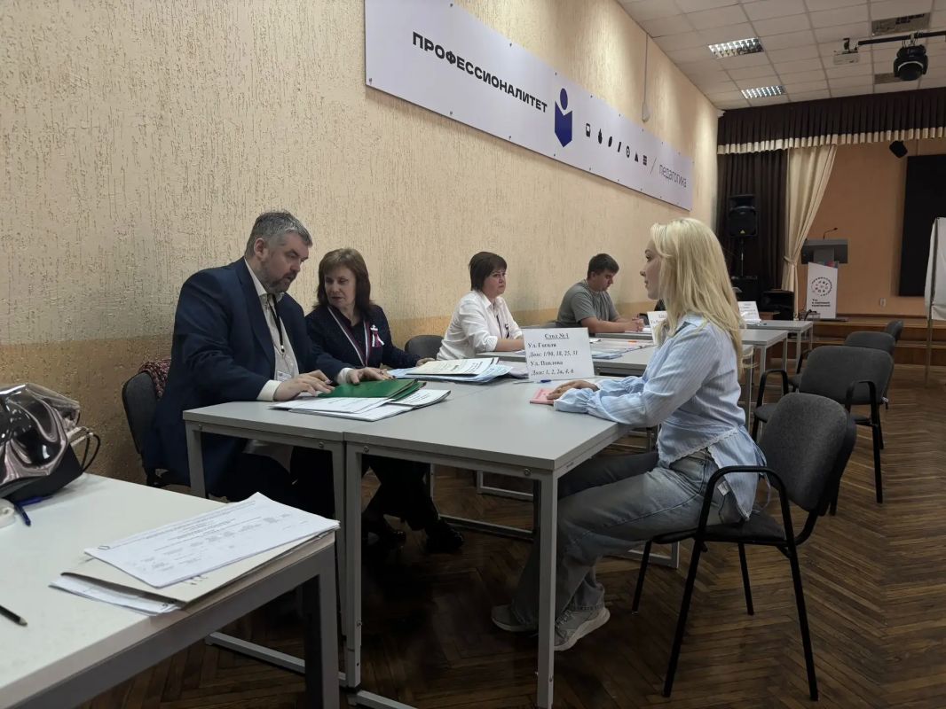 Молодые куряне приходят голосовать на избирательные участки Молодые куряне приходят голосовать на избирательные участки