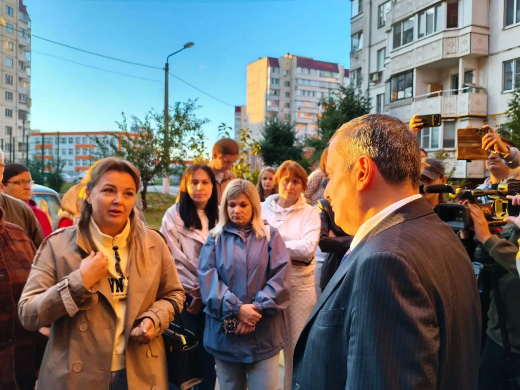 Губернатор Курской области осмотрел дом, поврежденный в результате атаки ВСУ на Железногорск 10 сентября Губернатор Курской области осмотрел дом, поврежденный в результате атаки ВСУ на Железногорск 10 сентября