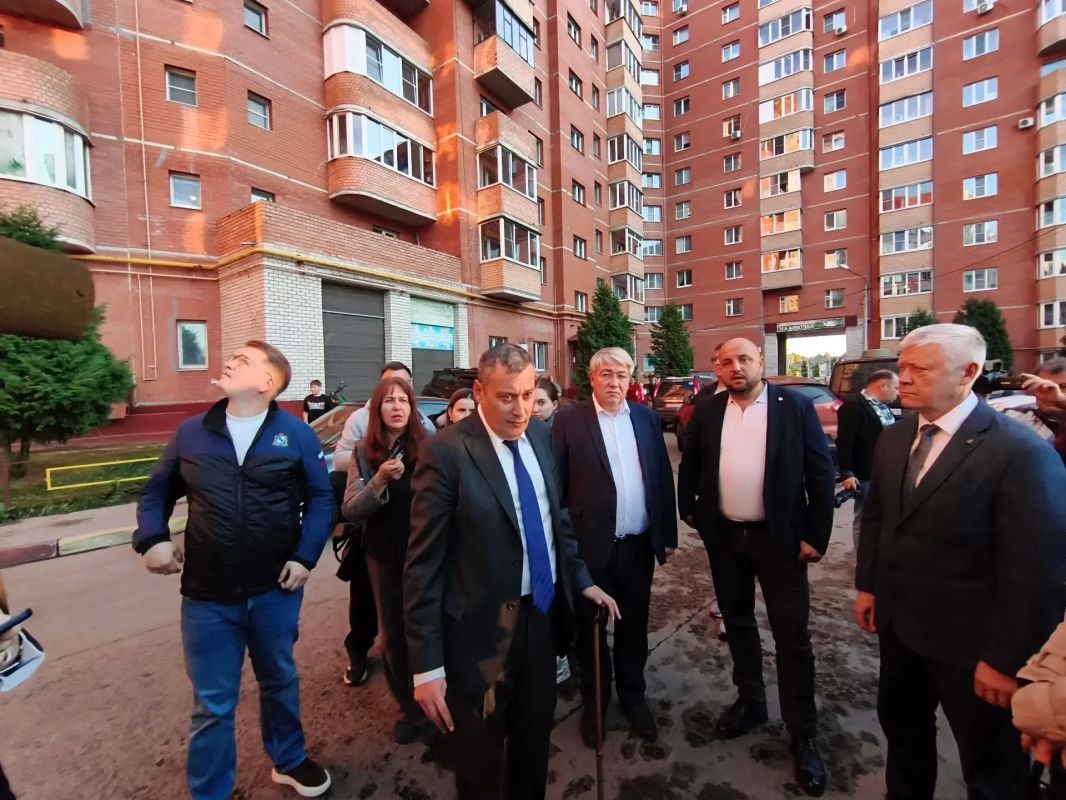 Губернатор Курской области осмотрел дом, поврежденный в результате атаки ВСУ на Железногорск 10 сентября Губернатор Курской области осмотрел дом, поврежденный в результате атаки ВСУ на Железногорск 10 сентября