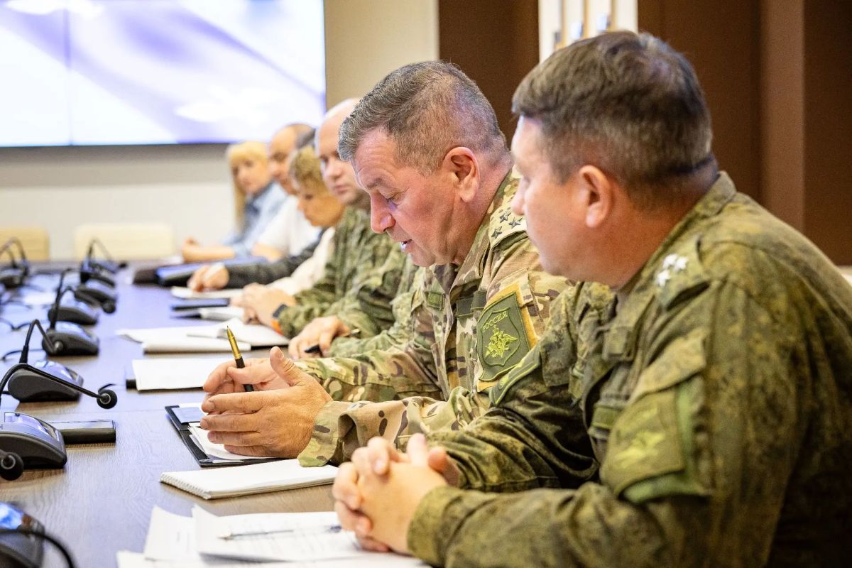 Провел рабочую встречу с военными комиссарами города и ректорами наших вузов Провел рабочую встречу с военными комиссарами города и ректорами наших вузов