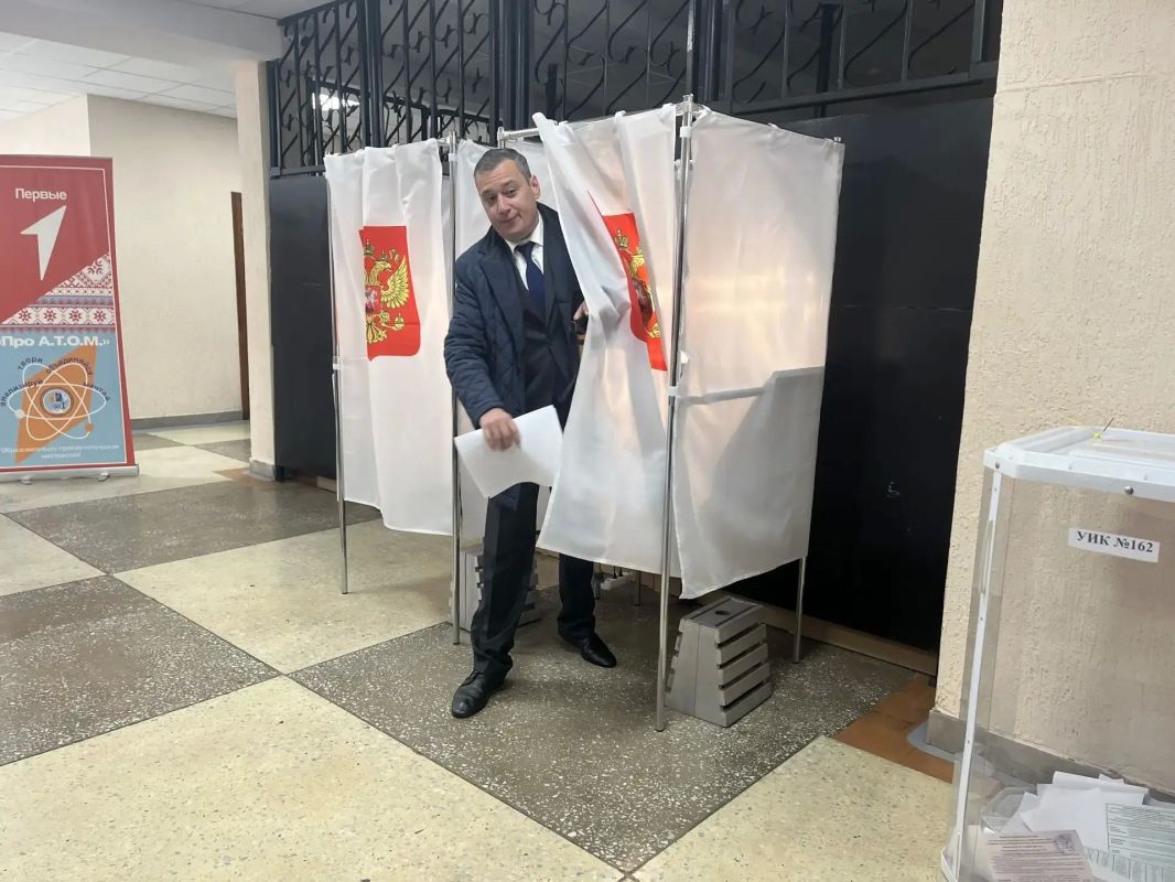 Александр Хинштейн проголосовал в первый основной день выборов Избирательные участки открылись в 8:00. Одним из проголосовавших стал губернатор Курской области Александр Хинштейн. Он отметил: около 25% избирателей региона... Александр Хинштейн проголосовал в первый основной день выборов Избирательные участки открылись в 8:00. Одним из проголосовавших стал губернатор Курской области Александр Хинштейн. Он отметил: около 25% избирателей региона...