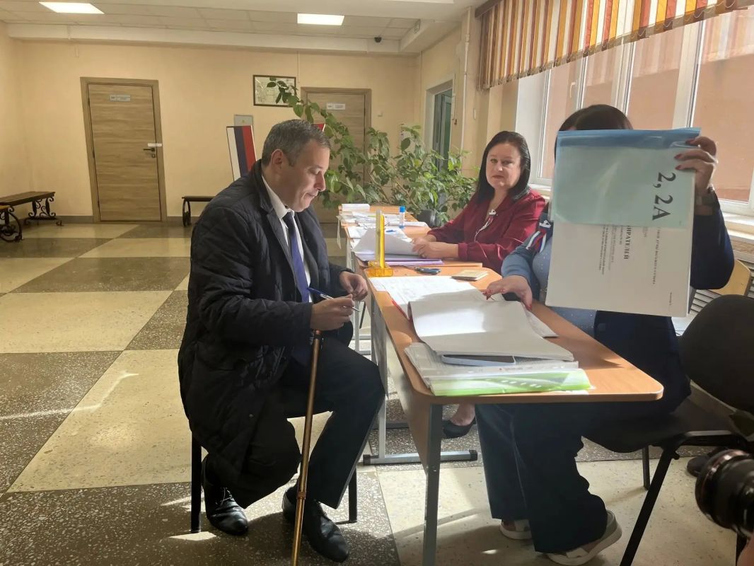 Александр Хинштейн проголосовал в первый основной день выборов Избирательные участки открылись в 8:00. Одним из проголосовавших стал губернатор Курской области Александр Хинштейн. Он отметил: около 25% избирателей региона... Александр Хинштейн проголосовал в первый основной день выборов Избирательные участки открылись в 8:00. Одним из проголосовавших стал губернатор Курской области Александр Хинштейн. Он отметил: около 25% избирателей региона...