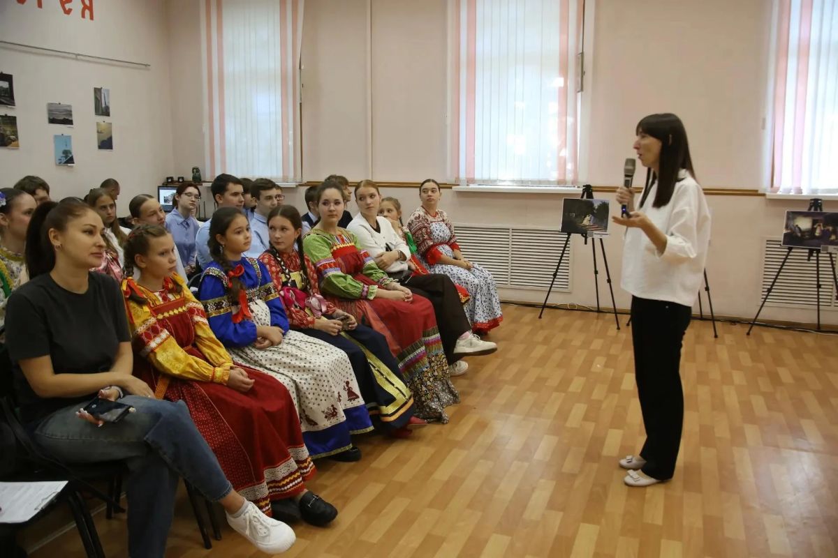 В Центральной городской библиотеке им. Ф. А. Семёнова прошел интерактивный арт-лекторий, посвященный Константину Трутовскому В Центральной городской библиотеке им. Ф. А. Семёнова прошел интерактивный арт-лекторий, посвященный Константину Трутовскому