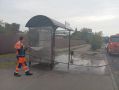 В Курске продолжают очищать остановки от рекламы и граффити