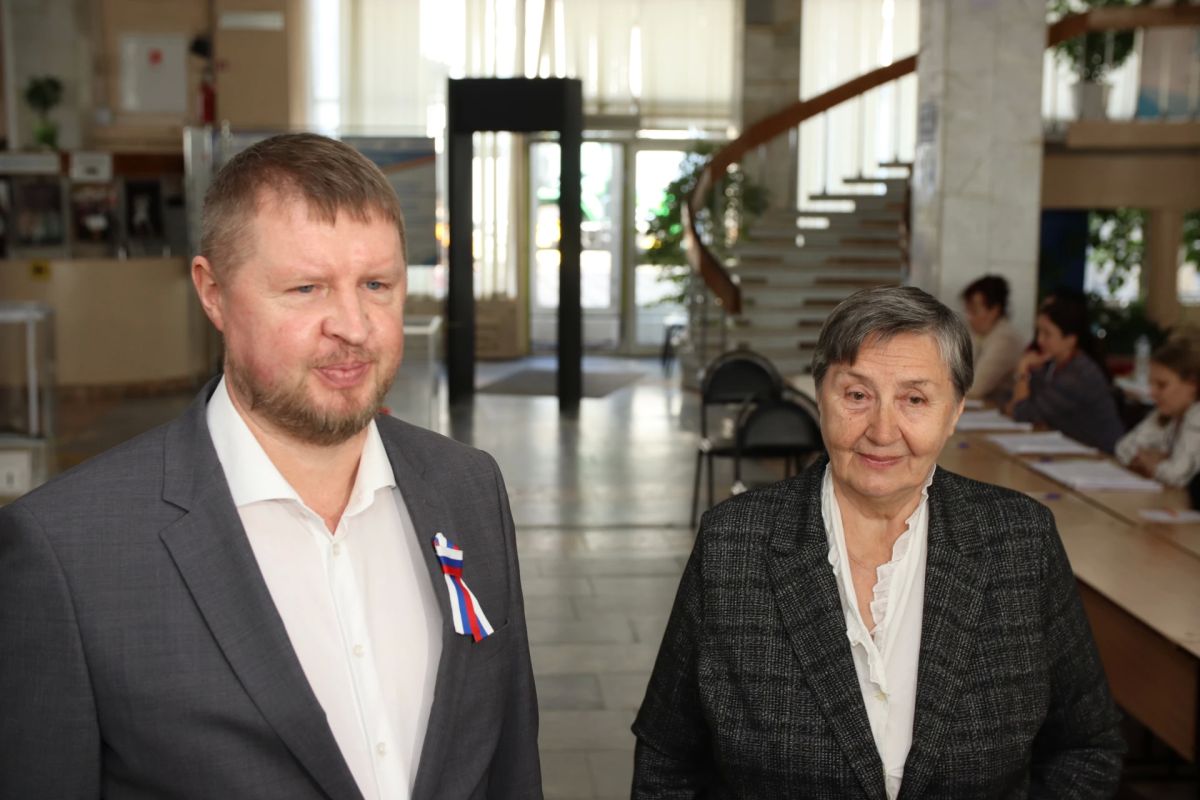 Председатель облизбиркома Курской области Евгений Черкашин традиционно пришёл на выборы с мамой Председатель облизбиркома Курской области Евгений Черкашин традиционно пришёл на выборы с мамой