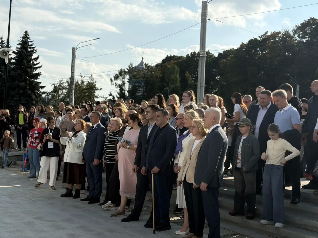 На площади Героев Курской битвы заработал сухой пешеходный фонтан
