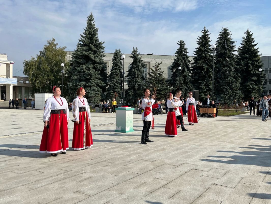 На площади Героев Курской битвы запустили сухой фонтан На площади Героев Курской битвы запустили сухой фонтан
