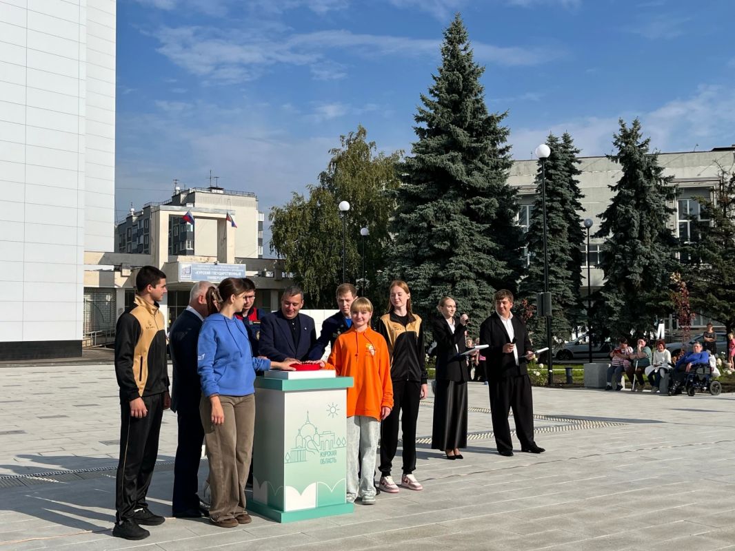 На площади Героев Курской битвы запустили сухой фонтан На площади Героев Курской битвы запустили сухой фонтан