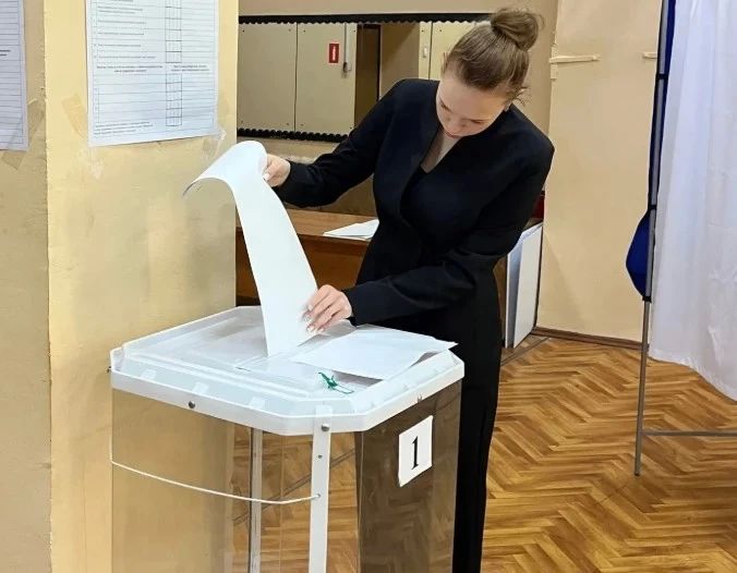 Более 40 молодогвардейцев впервые приняли участие в голосовании Более 40 молодогвардейцев впервые приняли участие в голосовании