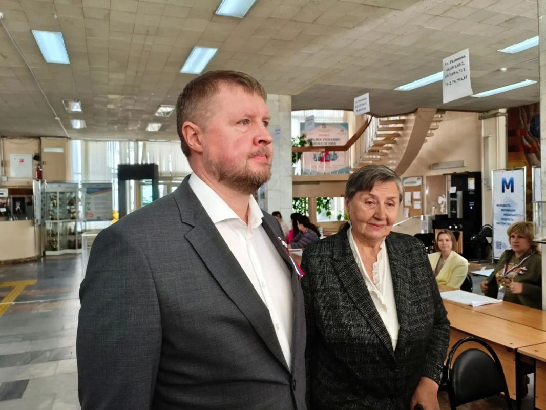 Семейная традиция: председатель Избиркома Курской области пришёл на выборы со своей мамой Ольгой Васильевной Семейная традиция: председатель Избиркома Курской области пришёл на выборы со своей мамой Ольгой Васильевной