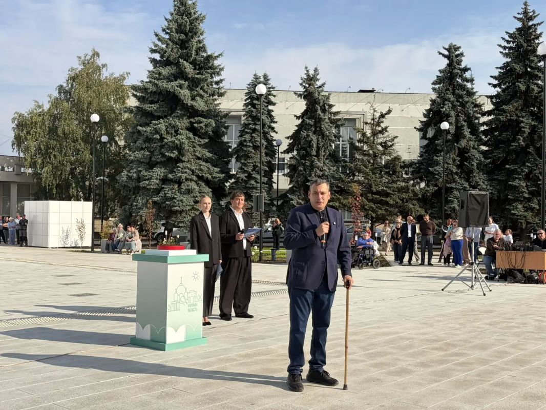 На площади Героев Курской битвы заработал сухой пешеходный фонтан На площади Героев Курской битвы заработал сухой пешеходный фонтан