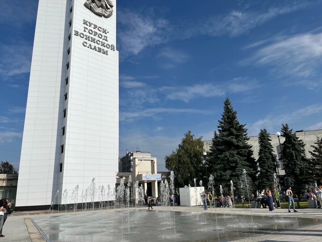 На площади Героев Курской битвы запустили сухой фонтан На площади Героев Курской битвы запустили сухой фонтан