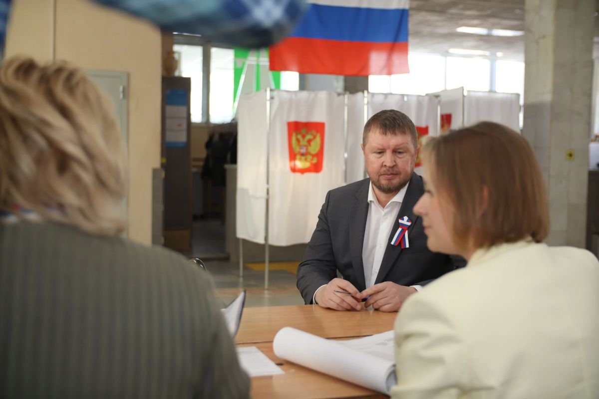 Председатель облизбиркома Курской области Евгений Черкашин традиционно пришёл на выборы с мамой Председатель облизбиркома Курской области Евгений Черкашин традиционно пришёл на выборы с мамой