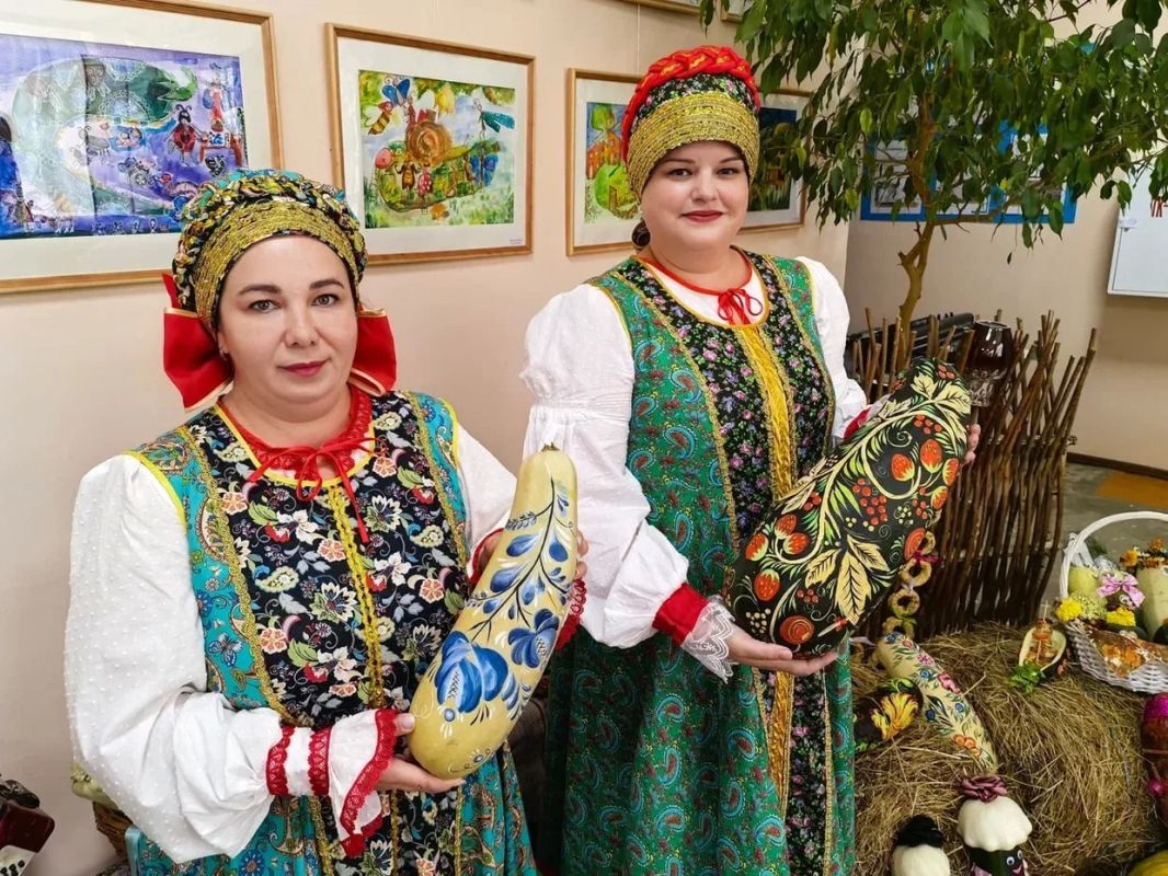 Фестиваль "Антоновский кабачок", приуроченный к сбору осеннего урожая, провели около избирательного участка в Поселке Рудничный в Кузбассе Фестиваль "Антоновский кабачок", приуроченный к сбору осеннего урожая, провели около избирательного участка в Поселке Рудничный в Кузбассе