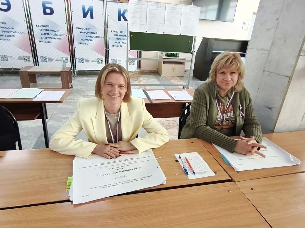 Семейная традиция: председатель Избиркома Курской области пришёл на выборы со своей мамой Ольгой Васильевной Семейная традиция: председатель Избиркома Курской области пришёл на выборы со своей мамой Ольгой Васильевной