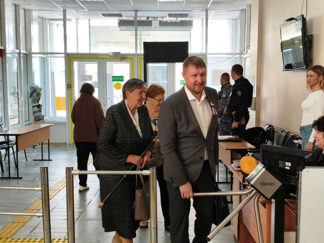 Семейная традиция: председатель Избиркома Курской области пришёл на выборы со своей мамой Ольгой Васильевной