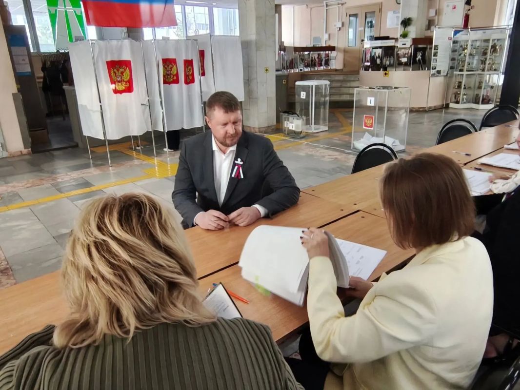Семейная традиция: председатель Избиркома Курской области пришёл на выборы со своей мамой Ольгой Васильевной Семейная традиция: председатель Избиркома Курской области пришёл на выборы со своей мамой Ольгой Васильевной