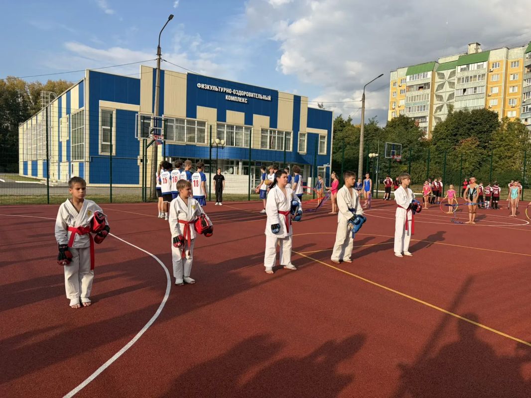 В Курске открыли обновленную универсальную спортплощадку на территории школы №55 им А. Невского В Курске открыли обновленную универсальную спортплощадку на территории школы №55 им А. Невского